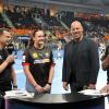 Alicia Staigmüller bekommt den Sportstar-Pokal der Neu-Ulmer Zeitung von Axel Kromer beim Olympia-Qualifikationsspiel der deutschen Handball-Nationalmannschaft in der Ratiopharm Arena überreicht.