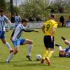 Einen herben Rückschlag im Titelrennen hat der SV Donaumünster-Erlingshofen (in Blau-Weiß) im Spitzenspiel gegen Tabellenführer SV Ehingen-Ortlfingen hinnehmen müssen. 