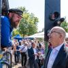 Dietmar Woidke (SPD), Ministerpräsident des Landes Brandenburg, begrüßt den Lokführer einer Dampflok beim 70. Geburtstag der Cottbuser Parkeisenbahn.