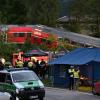 Rettungskräfte haben ihren Arbeitsplatz an der Unglücksstelle aufgebaut.