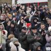 Menschen versammeln sich an der Kirche, um Abschied zu nehmen von Alexej Nawalny.