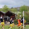 Ein spannendes Derby lieferten sich der TSV Mindelheim (gelbe Hemden) und der TSV Kammlach (schwarze Hemden) im Nachbarschaftsduell der Kreisliga Allgäu Nord.
