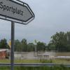 Der Sportplatz in Altisheim ist durch das Hochwasser total überflutet. Gekickt wird hier vorerst nicht mehr.