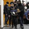 Ein Tatverdächtiger des Terroranschlags auf die Konzerthalle "Crocus City Hall" wird von Sicherheitskräften zur Vorführung in einen Moskauer Gerichtssaal gebracht. 