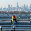 Elektriker installieren im New Yorker Stadtteil Queens Solarpaneele. Die US-Regierung hebt Zoll-Ausnahmen für bestimmte Solar-Importe auf.