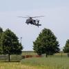 Ein Militär-Hubschrauber fliegt auf den US-Militärflugplatz Katterbach zu.