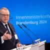 Brandenburgs Innenminister Michael Stübgen spricht nach der Übergabe für den Vorsitz der Innenministerkonferenz während einer Pressekonferenz.