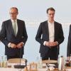 Friedrich Merz (l) CDU-Parteivorsitzender steht mit Hendrik Wüst (M, CDU), Ministerpräsident von Nordrhein-Westfalen, und Markus Söder, CSU-Parteivorsitzender.