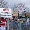 Der Spatenstich wurde begleitet von Protesten mit Plakaten und Traktoren. 