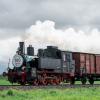 Die Lokalbahnlokomotive fährt von Mellrichstadt nach Fladungen.