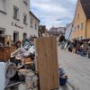 Das Hochwasser hat in Günzburg in der Unterstadt schreckliche Spuren hinterlassen. Viele Wohnungen wurden total verschlammt. Vor den Häusern türmten sich Schuttberge. 