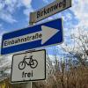 Radfahrer müssen sich im Birkenweg in Geltendorf nicht mehr an die Einbahnregelung halten.