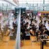 Fluggäste stehen am Flughafen Berlin Brandenburg (BER) „Willy Brandt” an der Sicherheitskontrolle Schlange.