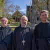 Bruder Lukas Feurer OSB hat in der Erzabtei St. Ottilien die ewige Profess abgelegt. Das Foto zeigt ihn mit Erzabt Wolfgang Öxlere und Pater Vianney Meister, dem Verantwortlichen für die Ordensausbildung.