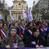 Befürworter von Abtreibungsrechten bei einer Demonstration vor der Universität La Sorbonne. Frankreich hat das Recht auf Abtreibung in der französischen Verfassung verankert.