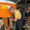 Helfer in Bergheim befüllen im Akkord Sandsäcke - am Ende über 35.000 Stück.