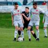 Nichts zu holen: Michael Belousow )Mitte) kann sich nicht gegen Daniel Meyer und Jannis Jütter durchsetzen. Letztlich verlor der FC Ehekirchen gegen den SC Aufkirchen mit 2:3. Foto: Daniel Worsch 