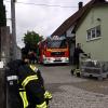 Im Hochwasserfall, wie im Juni in Fischach, müssen Einsatzkräfte zusammenarbeiten. Das Landratsamt hat jetzt gemeinsam mit der LEW Wasserkraft neue Ideen entwickelt, wie das gelingen kann.