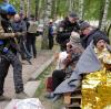 Zu diesem Sammelpunkt in der Nähe des umkämpften Dorfs Wowtschansk werden die Menschen zunächst gebracht. Dann geht es weiter nach Charkiw. "Bleibt unter den Bäumen wegen der Drohnen", sagen Polizeibeamte.