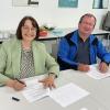 Besiegelten mit ihren Unterschriften die Kooperation: Rosa Müller (Schulleiterin der Maria-Ward-Realschule) und Oliver Bungers (Präsident des bayerischen Kanuverbands).