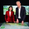 Britta Behrendt (l), Staatssekretärin für Klimaschutz und Umwelt, und Christoph Schmidt, Geschäftsführer der Grün Berlin GmbH, stehen bei einer Pressekonferenz an einem Display mit einer Animation des zukünftigen Parks.