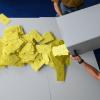 Stimmzettelumschläge für eine Briefwahl werden aus einer Wahlurne geschüttet.