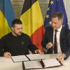 Der ukrainische Präsident Wolodymyr Selenskyj und der belgische Premierminister Alexander De Croo unterzeichnen eine Vereinbarung über bilaterale Sicherheitszusammenarbeit.