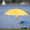 Ein Sonnenschirm steht an einem Strand am Altmühlsee.