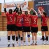 Die Handballerinnen des TSV Aichach (rote Trikots) verloren zum Saisonabschluss in Dachau. Foto: Adrian Goldberg