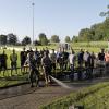 Hochwasser-Aufräumaktion im Lilienstadion mit vielen Freiwilligen: Am Sonntag kämpft dort die Glötter „Zweite“ gegen den FC Lauingen II um den Aufstiegsrelegationsrang.