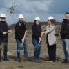 Spatenstich für das neue E-Center der Edeka Gruppe in Bad Königshofen mit (von links) Martina Höchner, Marktbetreiberin Edeka Frische-Markt, Bürgermeister Thomas Helbling, Marius Höchner, Bad Königshofens Bauamtsleiterin Kerstin Börger, Hanna Brandenstein, Gebietsleiter des Geschäftsbereichs Expansion, Maximilian Trautner, technischer Projektleiter, und Bauleiter Stefan Petzold.