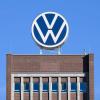 Das VW-Logo steht auf dem Markenhochhaus im Wolfsburger Stammwerk.