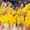 Berlins Tessa Stammberger (l-r), Lucy Reuß, Deeshyra Thomas und Theresa Simon begrüßen ihre Teamkolleginnen auf dem Court.