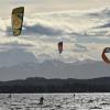 Auch auf Binnengewässern wie dem Gardasee lässt sich wunderbar kitesurfen. 