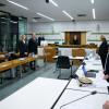 Die Vorsitzende Richterin Barbara Lüders (M) und die Verfahrensbeteiligten stehen im Gerichtssaal.