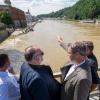 Markus Söder (M, CSU), Ministerpräsident von Bayern, unterhält sich mit Passaus Oberbürgermeister Jürgen Dupper (l, SPD) auf der Prinzregent-Luitpold-Brücke, die sich über die Donau spannt.