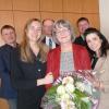 In einer Feierstunde ist Birgit Rickmann von Stadt und Kinderzentrum (KiZe) Krumbach in den Ruhestand verabschiedet worden. Im Bild: die Krippen-Erzieherin Birgit Rickmann (Mitte), mit den Gratulanten Jasmin Hegele (links) und Irina Schiller (rechts) von der KiZe-Leitung; dahinter (von links) Stadtkämmerer Hubert Bühler, der städt. Geschäftsleiter Michael Ruf, Thomas Schweikart vom städt. Personalrat und Krumbachs erster Bürgermeister Hubert Fischer.
