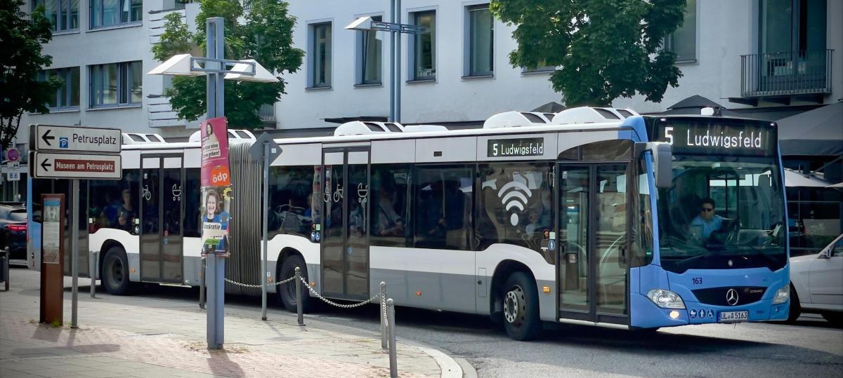 Busfahrerin fährt an Haltestelle los und kracht in Auto
