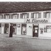 Das einstige Kaufhaus von Max Ellensohn. Später lebte hier die Familie Lang. Um 1900 wohnte in dem Haus der Kaufmann Roman Linder. Bei Erdarbeiten stieß er damals auf römische Mauern des Kastells Caelius Mons.