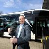Stadtwerke-Fuhrparkleiter Klaus Röder hält einen Ladestecker für einen geliehenen Elektrobus in der Hand. Künftig setzen die Stadtwerke auf Elektrobusse. 