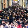 Menschen, nichts als Menschen in dieser Straße in Japan. Doch das Bild täuscht: Zuletzt nahm die Bevölkerung in dem Land allein in einem Jahr um eine halbe Million ab.
