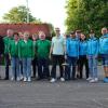 Besuch beim Trainingsspiel: Benjamin adelwarth (Mitte) ließ sich vom TSV Pfaffenhausen (grüne Jacken) und dem SV Egelhofen (hellblaue Jacken) in den Stocksport einweisen.
