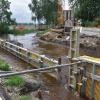 Die Baustelle der neuen Achbrücke am Erlengraben in Klingsmoos war vor wenigen Tagen noch trocken, jetzt ist sie komplett überflutet.