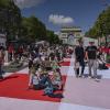 Bei dem riesigen Picknick verhüllte eine Decke mit rot-weißen Karos den Asphalt der Champs-Élysées.