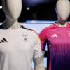 Wurde kontrovers diskutiert: die Farbwahl des neuen Pink und lilafarbenen Auswärtstrikots der deutschen Fußballnationalmannschaft (r).