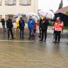 Ministerpräsident Markus Söder (Dritter von rechts) und Innenminister Joachim Herrmann (rechts daneben) machen sich ein Bild vom Hochwasser in Diedorf. Hier sprachen sie mit Kreisbrandrat Christian Kannler und Landrat Martin Sailer (von links)