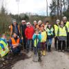 Haben Zäune im Landkreis aufgebaut, um wandernde Amphibien zu schützen: Helfer der Ortsgruppe des Bund Naturschutz am Haglweiher bei Nähermittenhausen.