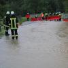 In Schiltberg baut die Feuerwehr Hochwasserbarrieren auf. 