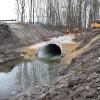 Vor der Donaubrücke in Steinheim wird gerade ein neuer Wellstahl-Durchlass eingebaut. 