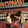 Vor einer Videothek namens Filmpalast zelebrierte das Comedy-Duo Badesalz (von links Gerd Knebel und Henni Nachtsheim) ihr aberwitziges Programm "Kaksi Dudes" in Gersthofen.